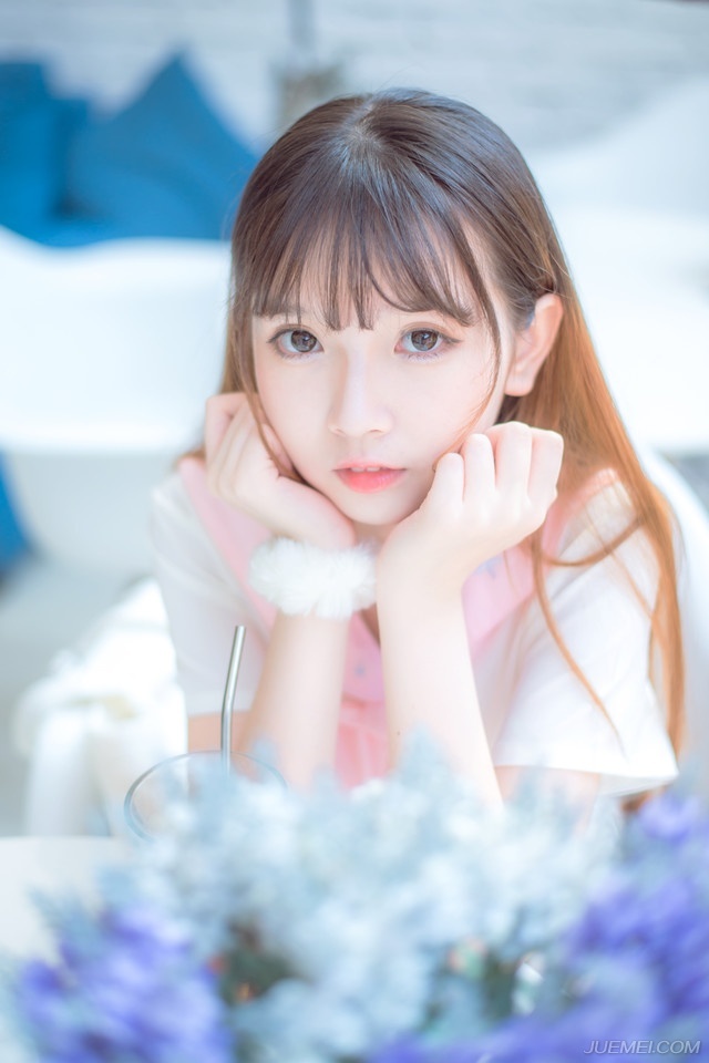 每当我被老师抽到回答问题，我周边的好姐妹一边使劲儿地笑你一边慌忙的翻着答案，这就是伟大的友情。